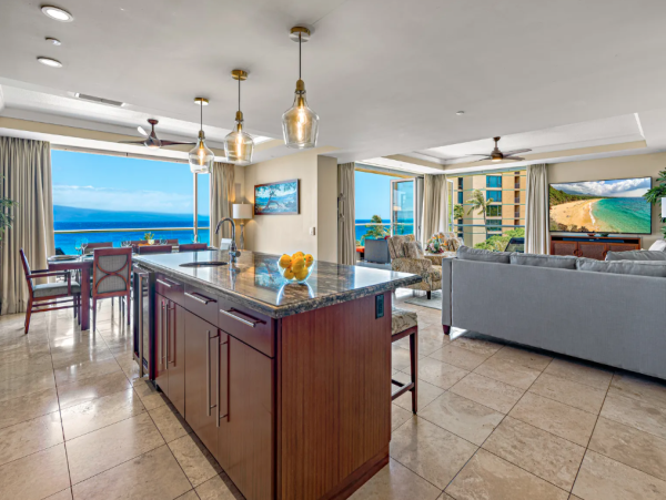 Gorgeous 6-Bedroom Retreat in Maui with Amazing Views